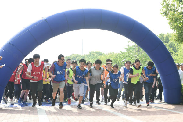 ad767dc84e7f48119ff7bc16b90451de