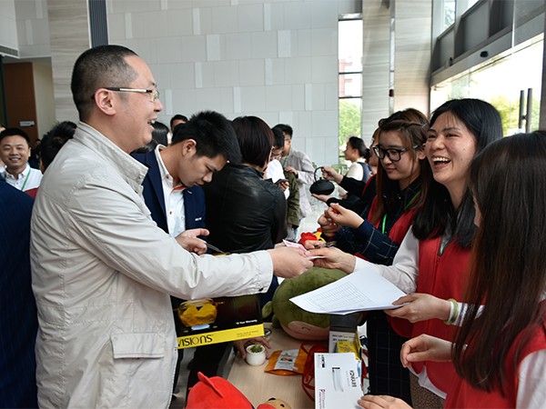 2017年“爱心义卖、、、康健乐跑”